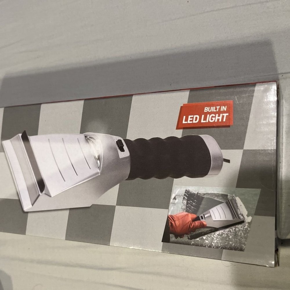 HEATED ICE SCRAPER WITH LIGHT - AUTO EFFECTS - SNOW & ICE REMOVAL